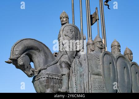 PSKOW, RUSSLAND - 11. JUNI 2024: Prinz Alexander Newski mit russischen Kriegern. Fragment der Gedenkstätte "Eismassaker" auf dem Berg Sokolikha Stockfoto