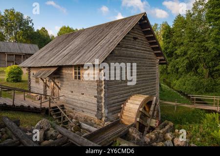 BUGROVO, RUSSLAND - 12. JUNI 2024: Wassermühle aus Holz an einem sonnigen Juni-Morgen. Museumskomplex Miller's Estate in Bugrovo. Puschkinskie Blutig Stockfoto