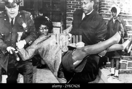 POLIZEI VERHAFTET 125 DEMONSTRANTEN DER BÜRGERRECHTE IN CESTER, PENNSYLVANIA; 14. NOVEMBER 1963 Stockfoto