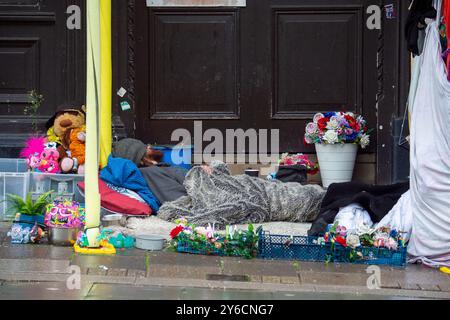 Windsor, Großbritannien. September 2024. Ein Obdachloser hat ein Zuhause vor dem alten Lloyds Bank Gebäude gegenüber Windsor Castle in Windsor, Berkshire, eingerichtet. Quelle: Maureen McLean/Alamy Live News Stockfoto