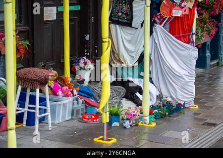 Windsor, Großbritannien. September 2024. Ein Obdachloser hat ein Zuhause vor dem alten Lloyds Bank Gebäude gegenüber Windsor Castle in Windsor, Berkshire, eingerichtet. Quelle: Maureen McLean/Alamy Live News Stockfoto