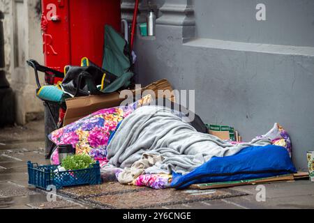 Windsor, Großbritannien. September 2024. Ein Obdachloser schläft auf dem Bürgersteig vor der alten Barclays Bank gegenüber Windsor Castle in Windsor, Berkshire. Quelle: Maureen McLean/Alamy Live News Stockfoto