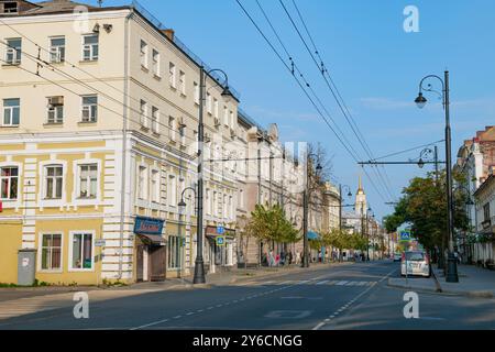 RYBINSK, RUSSLAND - 24. AUGUST 2024: Blick auf die Krestowaya-Straße an einem sonnigen Augusttag. Historisches Zentrum von Rybinsk Stockfoto