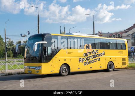 RYBINSK, RUSSLAND - 25. AUGUST 2024: Moderner Überlandbus YUTONG ZK6122H9 (Nr. 500 Rybinsk-Jaroslawl) an einem sonnigen Augusttag Stockfoto