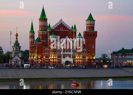 YOSHKAR-OLA, RUSSLAND - 31. AUGUST 2024: Puppentheater in der Augustdämmerung Stockfoto