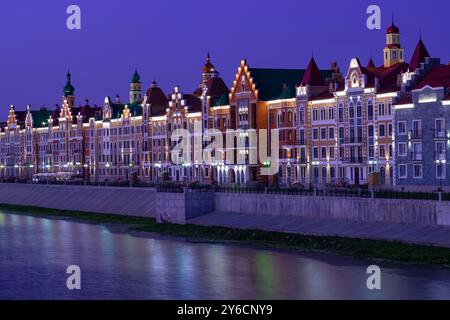 YOSCHKAR-OLA, RUSSLAND – 31. AUGUST 2024: Brügge-Botschaft in der Lilac-Dämmerung Stockfoto