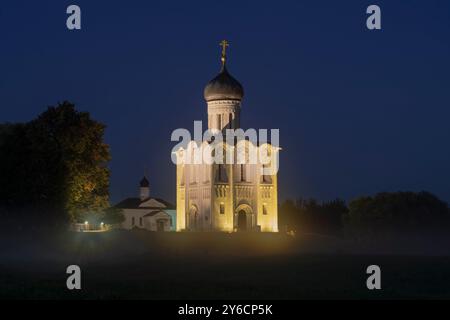 Blick auf die mittelalterliche Kirche der Fürbitte auf dem Nerl in einer Septembernacht. Bogolyubovo. Region Wladimir, Russland Stockfoto