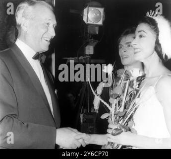 FRANZÖSISCHER STAR MAURICE CHEVALIER MIT DER BALLERINA DAME MARGOT FONTEYN UND RUDOLF NUREYEV IN PARIS; 6. NOVEMBER 1963 Stockfoto