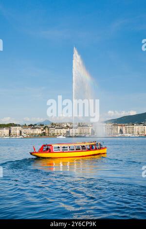 Der Jet d'eau und ein Schiff der Mouettes Genevoises bei Sonnenschein und blauem Himmel auf dem Lake Leman. Kanton Genf, Schweiz Stockfoto