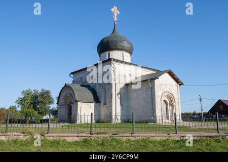 Blick auf die mittelalterliche Kathedrale von St. Georg dem Siegen (1230-1234) an einem sonnigen Septembertag. Jurjew-Polski, Russland Stockfoto