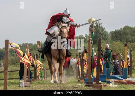 SANKT PETERSBURG, RUSSLAND - 14. SEPTEMBER 2024: Ein Krieger in mittelalterlicher russischer Rüstung auf dem Pferd hackt einen Kohl Stockfoto