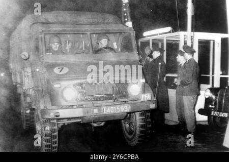 US-ARMEEKONVOI FREIGELASSEN, NACHDEM ER IN BERLIN FESTGEHALTEN WURDE; 6. NOVEMBER 1963 Stockfoto