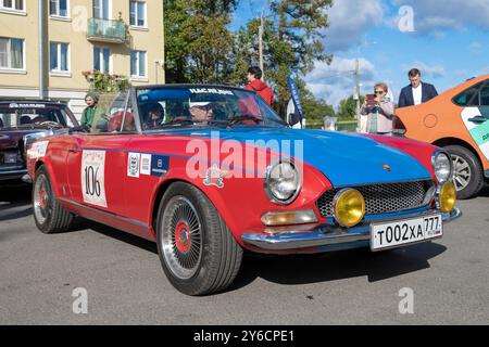 PETRODVORETS, RUSSLAND – 21. SEPTEMBER 2024: Nahaufnahme des italienischen Sportwagens Fiat 124 Sport Spider an einem sonnigen Tag Stockfoto