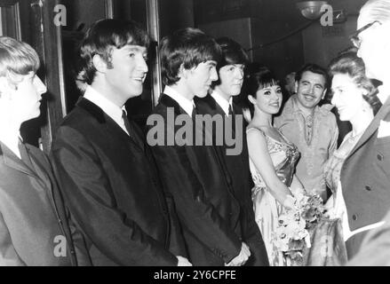 PRINZESSIN MARGARET STIEG MIT DER BEATLES-POP-GRUPPE GEORGE HARRISON, PAUL MACARTNEY, JOHN LENNON UND RINGO STARR AUF, UM AM 5. NOVEMBER 1963 IN LONDON DIE ROYAL VARIETY ZU SPIELEN Stockfoto