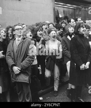 DIE BEATLES-POPGRUPPE GEORGE HARRISON, PAUL MACARTNEY, JOHN LENNON UND RINGO STARR WARTET AUF DIE ROYAL VARIETY-AUFFÜHRUNG IN LONDON / ; 4. NOVEMBER 1963 Stockfoto