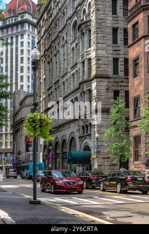 Pittsburgh, Pennsylvania, USA-30. Juli 2016: Blick auf die Sixth Avenue im historischen Viertel von Pittsburgh. Stockfoto