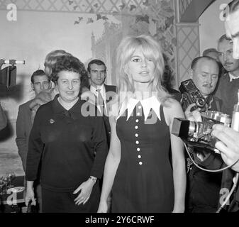 FRANZÖSISCHE SCHAUSPIELERIN UND SÄNGERIN BRIGITTE BARDOT IM LONDON HOTEL / ; 24. OKTOBER 1963 Stockfoto