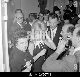 FRANZÖSISCHE SCHAUSPIELERIN UND SÄNGERIN BRIGITTE BARDOT AM FLUGHAFEN LONDON / ; 23. OKTOBER 1963 Stockfoto