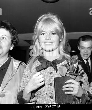 FRANZÖSISCHE SCHAUSPIELERIN UND SÄNGERIN BRIGITTE BARDOT AM FLUGHAFEN LONDON / ; 23. OKTOBER 1963 Stockfoto