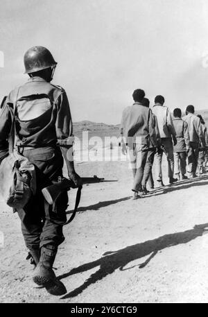 20. OKTOBER 1963 EIN MAROKKANISCHER SOLDAT MIT GEFANGENEN AUS DEM MARRAKESCH-GRENZKRIEG MIT ALGERIEN, MAROKKO. Stockfoto