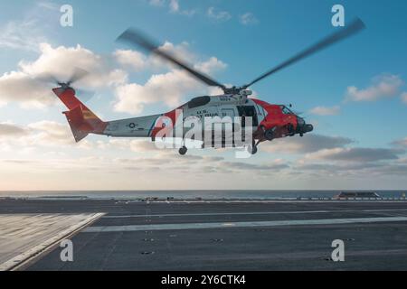 ATLANTIK (23. September 2024) Eine US-Küstenwache MH60T Jayhawk, die an der Coast Guard Air Station (CGAS) Elizabeth City befestigt ist, startet vom Flug Stockfoto