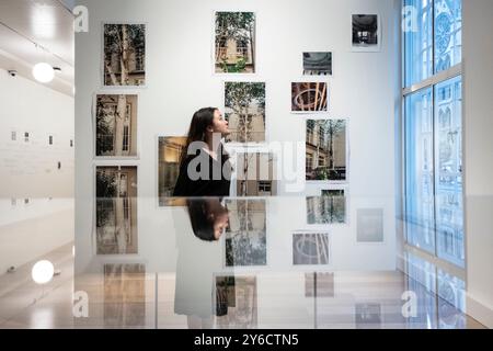 London, Großbritannien. 25. September 2024. Mitarbeiter in der neuen Kythera Gallery im neu entwickelten Warburg Institute, einem der weltweit führenden Zentren für Kunst- und Kulturwissenschaft, befindet sich am Woburn Square in Bloomsbury. Das von den Stirling-Preisträgern Haworth Stirling Tompkins entworfene 14,5 Projekt Warburg Renaissance umfasst die erste Galerie des Instituts, ein Auditorium mit 120 Plätzen und ein hochmodernes Zentrum für Sondersammlungen. Quelle: Stephen Chung / Alamy Live News Stockfoto