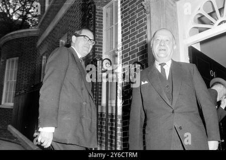 BUTLER R A KOMMT AN DER DOWNING STREET 10 MIT REGINALD MAUDLING IN LONDON / ; 17. OKTOBER 1963 Stockfoto