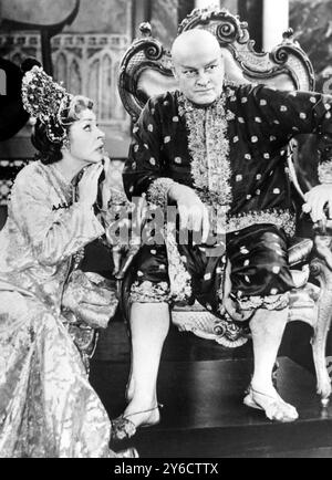 17. OKTOBER 1963 BOB HOPE MIT MARTHA RAYE IN A SKETCH OF THE KING AND I FÜR EIN NBC TV COMEDY SPECIAL, NEW YORK, USA. Stockfoto