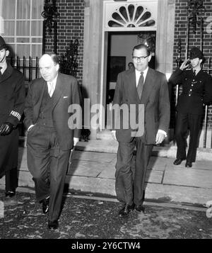 REGINALD MAUDLING IN DER DOWNING STREET 10 ZU EINEM SONDERTREFFEN DER VERTEIDIGUNG IN LONDON / ; 17. OKTOBER 1963 Stockfoto