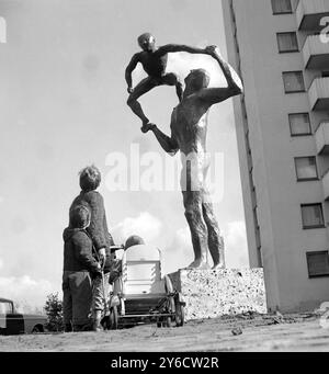 STATUEN NEUER VATER SOHN BRONZESKULPTUR OUTSUDE WOHNUNGEN IN HAMBURG; 14. OKTOBER 1963 Stockfoto