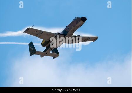 Major Lindsay „MAD“ Johnson, Kommandant und Pilot des A-10C Thunderbolt II Demonstrationsteams, führt während des Cent einen simulierten Bombenabwurf durch Stockfoto