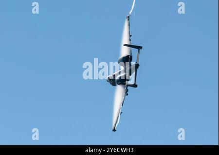 Major Lindsay „MAD“ Johnson, Kommandant und Pilot des A-10C Thunderbolt II Demonstrationsteams, fliegt während des Central Coast Airfests in Sant Stockfoto