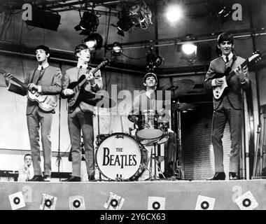 THE BEATLES : GEORGE HARRISON, JOHN LENNON, RINGO STAR UND PAUL MACARTNEY / ; 11. OKTOBER 1963 Stockfoto