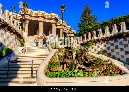 Barcelona, Spanien - 16. Dezember 2022: Eingang zum Park Güell entworfen von Antoni Gaudi in Barcelona, Spanien Stockfoto