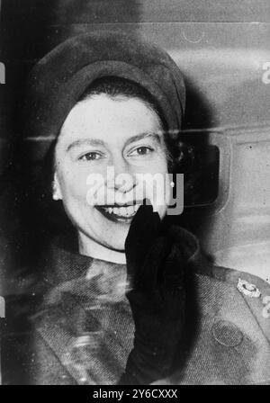 KÖNIGIN ELISABETH II. KOMMT AM 7. OKTOBER 1963 IN CRATHIE IN SCHOTTLAND AN Stockfoto