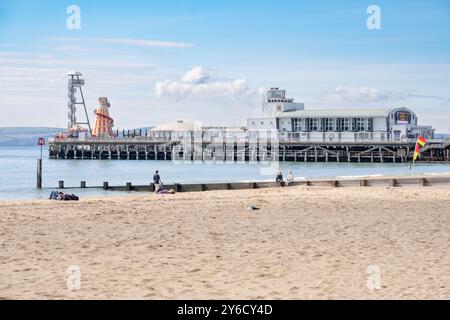 Der Pier aus dem 19. Jahrhundert in Bournemouth, Dorset, England mit umliegenden Sandstränden. Stockfoto