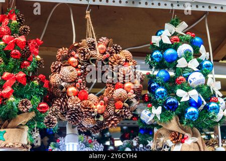 Hängende Weihnachtskränze zum Verkauf auf dem Weihnachtsmarkt Stockfoto