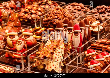 Weihnachtsmarkt mit Schokoladenbonbons in verschiedenen Formen Stockfoto