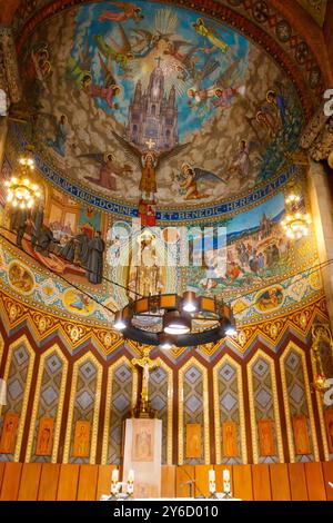 Im Inneren der Expiatory Church des Heiligen Herzens Jesu auf dem Gipfel des Tibidabo in Barcelona, Katalonien, Spanien Stockfoto