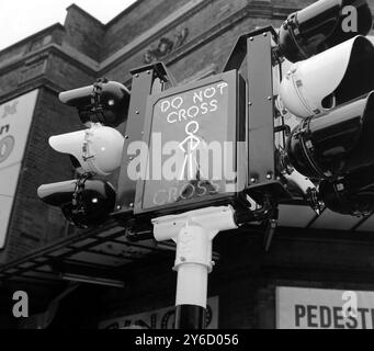 30. SEPTEMBER 1963 DAS ERSTE SIGNAL ZUR STRASSENVERKEHRSÜBERWACHUNG IST IN BETRIEB. SIE ZEIGEN EINEN STREICHHOLZMANN, DER ROT FÜR "NICHT KREUZEN" UND GRÜN IST, WENN ES SICHER IST, ZU KREUZEN, LONDON, ENGLAND. Stockfoto