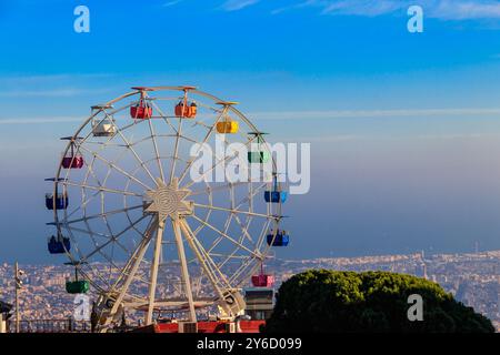 Riesenrad auf dem Tibidabo-Berg mit Panoramablick über Barcelona, Katalonien, Spanien Stockfoto
