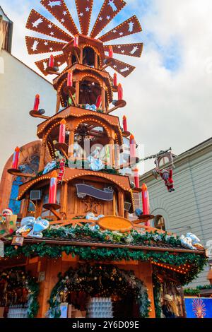 Traditionelle Spinnweihnachtspyramide auf dem Weihnachtsmarkt in Basel, Schweiz Stockfoto