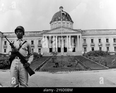 UNRUHEN SOLDAT AUF WACHE VOR DEM PRÄSEDIALEN PALAST IN SANTO DOMINGO, DOMINIKANISCHE REPUBLIK; 27. SEPTEMBER 1963 Stockfoto