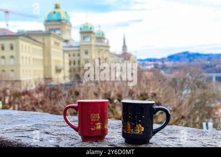 Zwei Tassen Glühwein gegen das Berner Stadtbild, Schweiz Stockfoto
