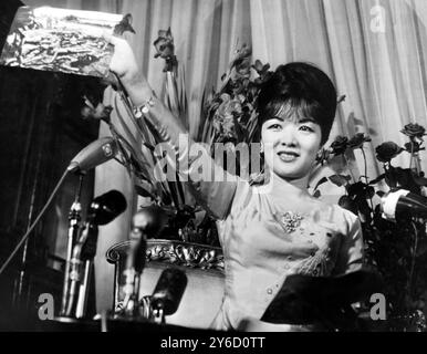 24. SEPTEMBER 1963 MADAME NGO DINH NHU WINKT WÄHREND EINER PRESSEKONFERENZ IN ROM EIN FOTO VON MASSAKRIERTEN BUDDHISTEN. SIE IST DIE SCHWÄGERIN DES PRÄSIDENTEN VON VIETNAM UND EINE DER WICHTIGSTEN UMSTRITTENEN PERSÖNLICHKEITEN DER REGIERUNG GEGEN DEN BUDDHISMUS. Stockfoto