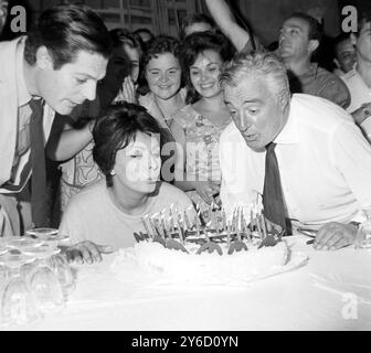 22. SEPTEMBER 1963 SOPHIA LOREN MIT EINER GEBURTSTAGSKUCHE ZU IHREM 29. GEBURTSTAG. AM SET MIT REGISSEUR VITTORIO DE SICA, ROM, ITALIEN. Stockfoto