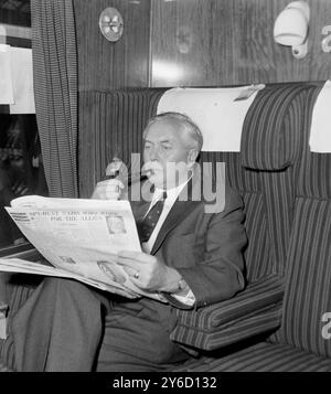 19. SEPTEMBER 1963 HAROLD WILSON IN EINEM ZUG VON ST. PANCRAS STATION NACH NOTTINGHAM, UM EINE REDE AUF EINER ARBEITSKAMPFVERANSTALTUNG ZU HALTEN. LONDON, ENGLAND. Stockfoto