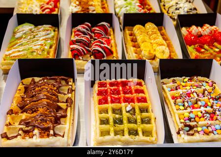 Belgische Waffeln mit bunten süßen Toppings und Obst zum Verkauf in Brüssel, Belgien Stockfoto