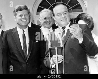 US-AMERIKANISCHER PRÄSIDENT JOHN F KENNEDY JFK MIT SCHAUSPIELER BOB HOPE ÜBERREICHT MEDAILLE IN WASHINGTON / ; 16. SEPTEMBER 1963 Stockfoto