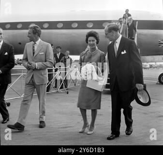 PRINZESSIN MARGARET ERHOB SICH MIT LORD SNOWDON AM FLUGHAFEN LONDON; 17. SEPTEMBER 1963 Stockfoto